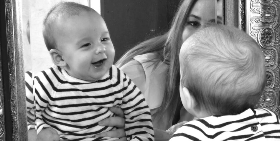 Bébé dans le miroir